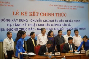 Mr. Le Quoc Binh, CII CEO, and Mr. Bui Xuan Cuong, Head of HCMC Transportation Department, signed the official contract