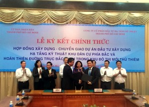 Mr. Le Quoc Binh, CII CEO, and Mr. Bui Xuan Cuong, Head of HCMC Transportation Department, shook hands after the official contract was signed